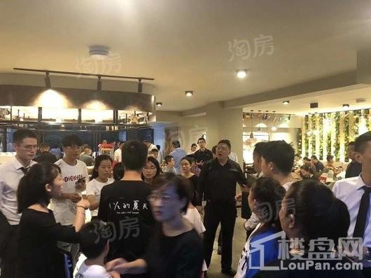 金辉悠步临湖实景图