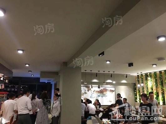 金辉悠步临湖实景图