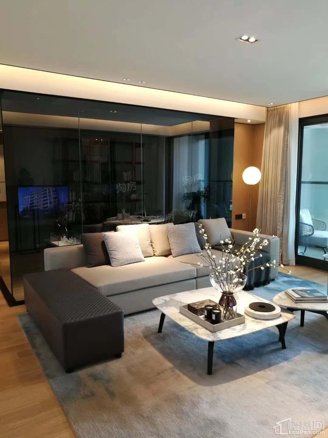 雅戈尔江上样板间