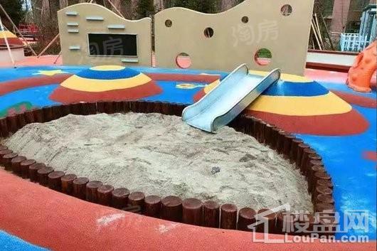 领秀蓝珀湖实景图