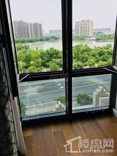连飞虹湖天地实景图