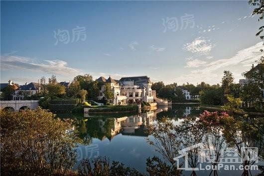 牧马山牧山湖蔚蓝卡地亚实景图
