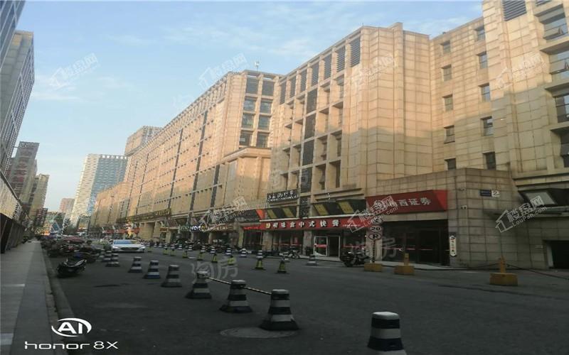 蓝天市心广场实景图