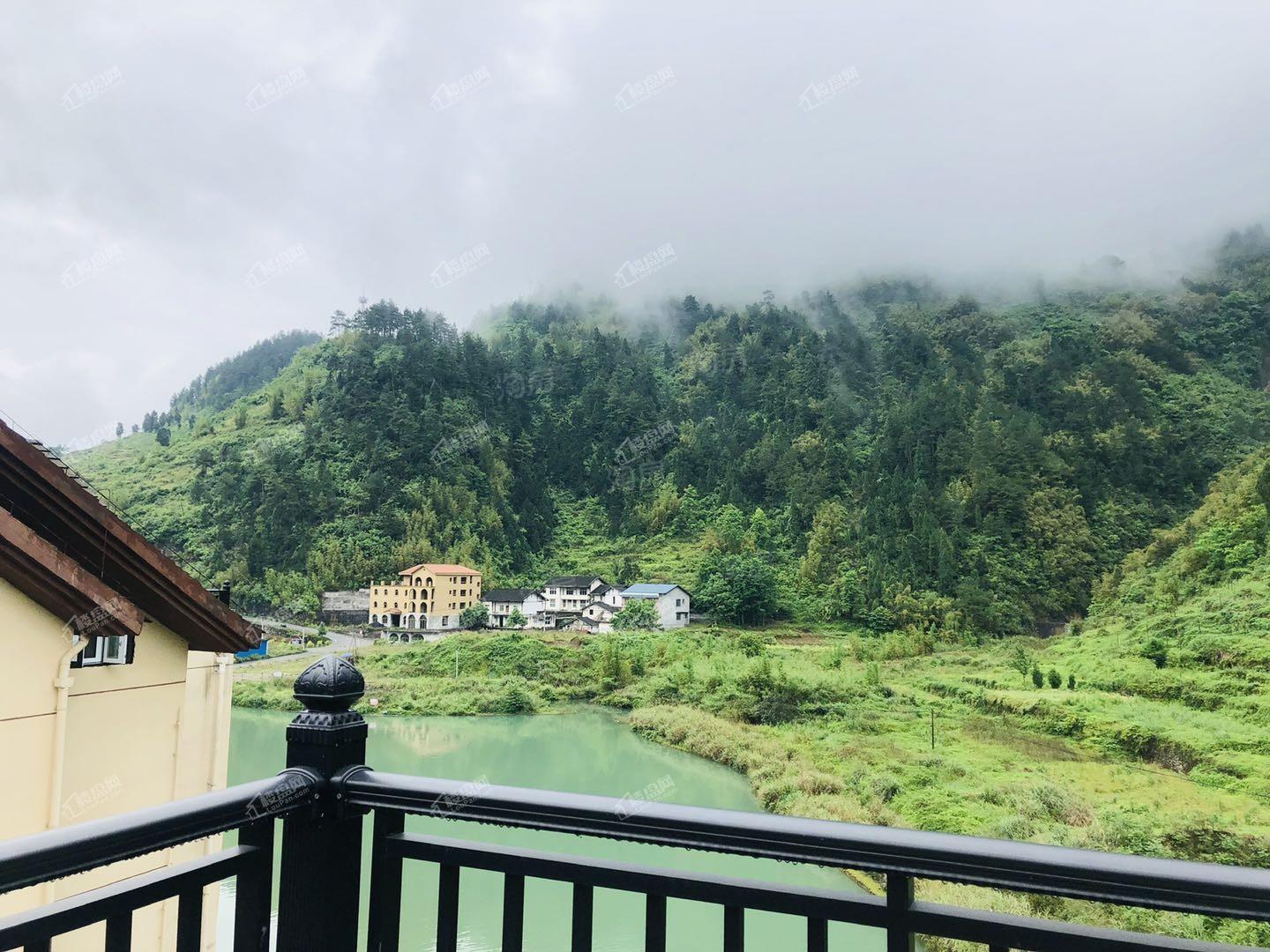 神龙峡山涧居实景图