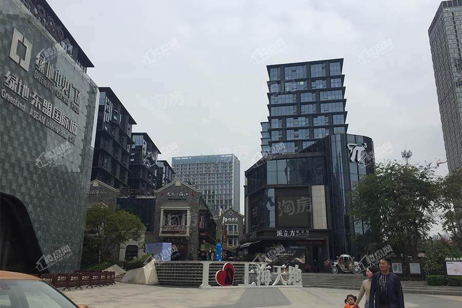 绿地中央广场实景图