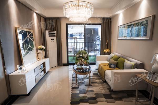 荣和半山华府样板间