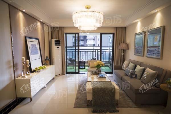 荣和半山华府样板间