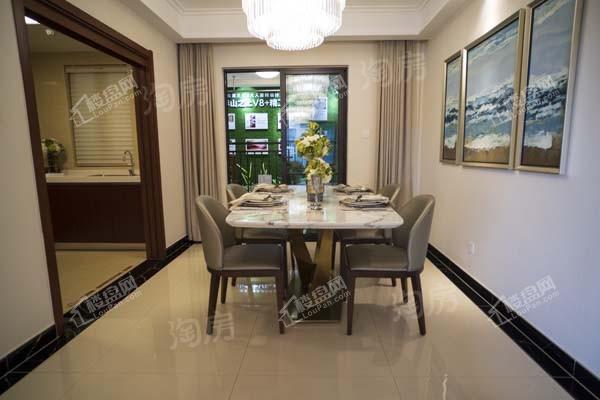 荣和半山华府样板间