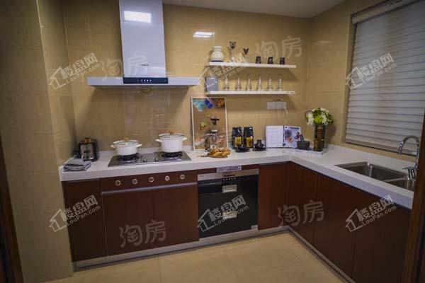 荣和半山华府样板间