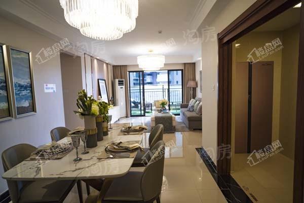 荣和半山华府样板间