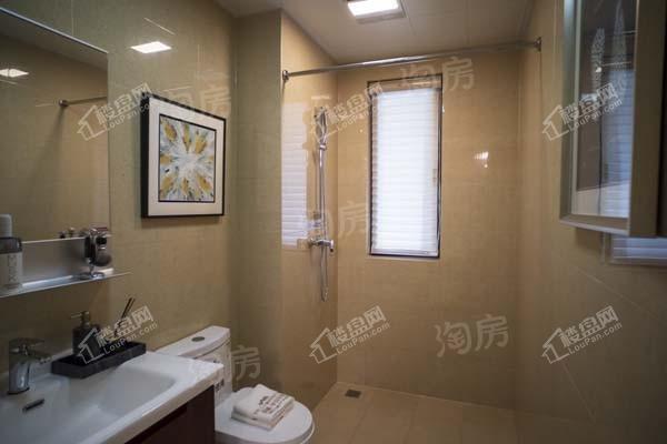 荣和半山华府样板间