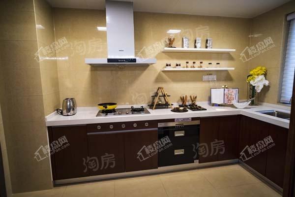 荣和半山华府样板间