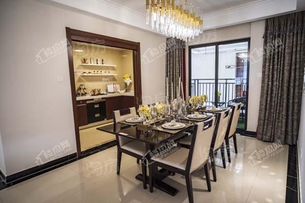 荣和半山华府样板间