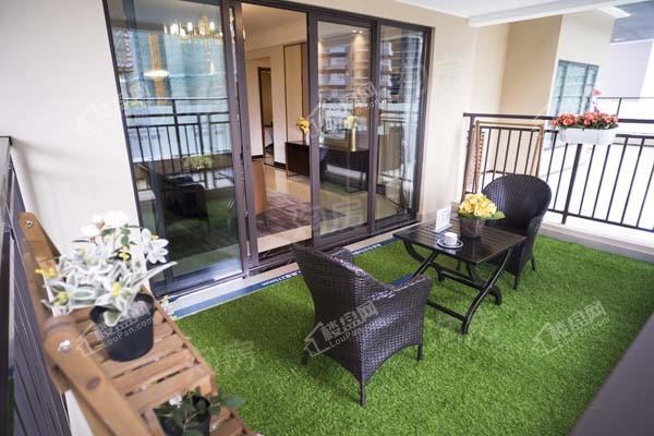 荣和半山华府样板间