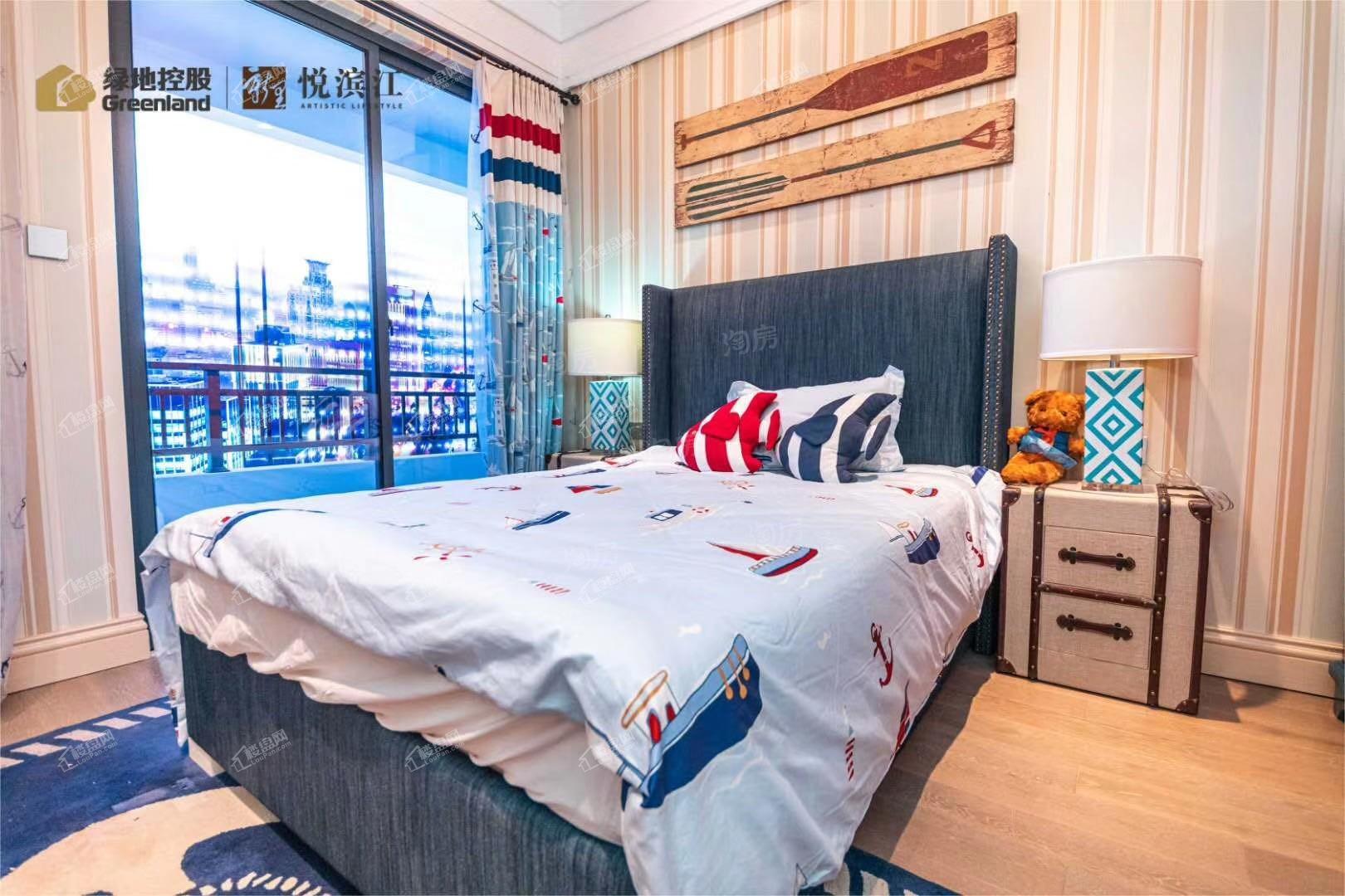 绿地悦滨江样板间