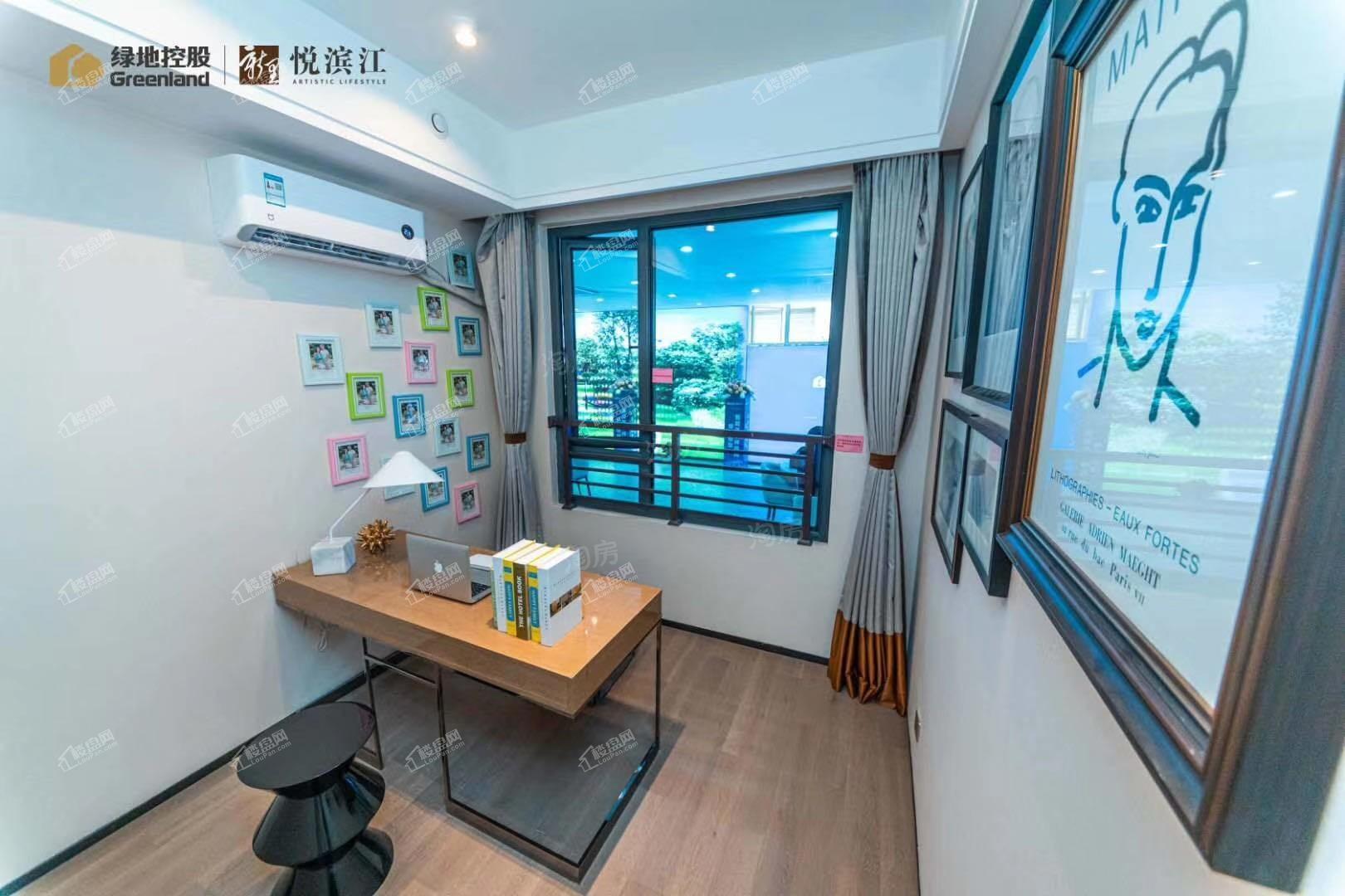 绿地悦滨江样板间