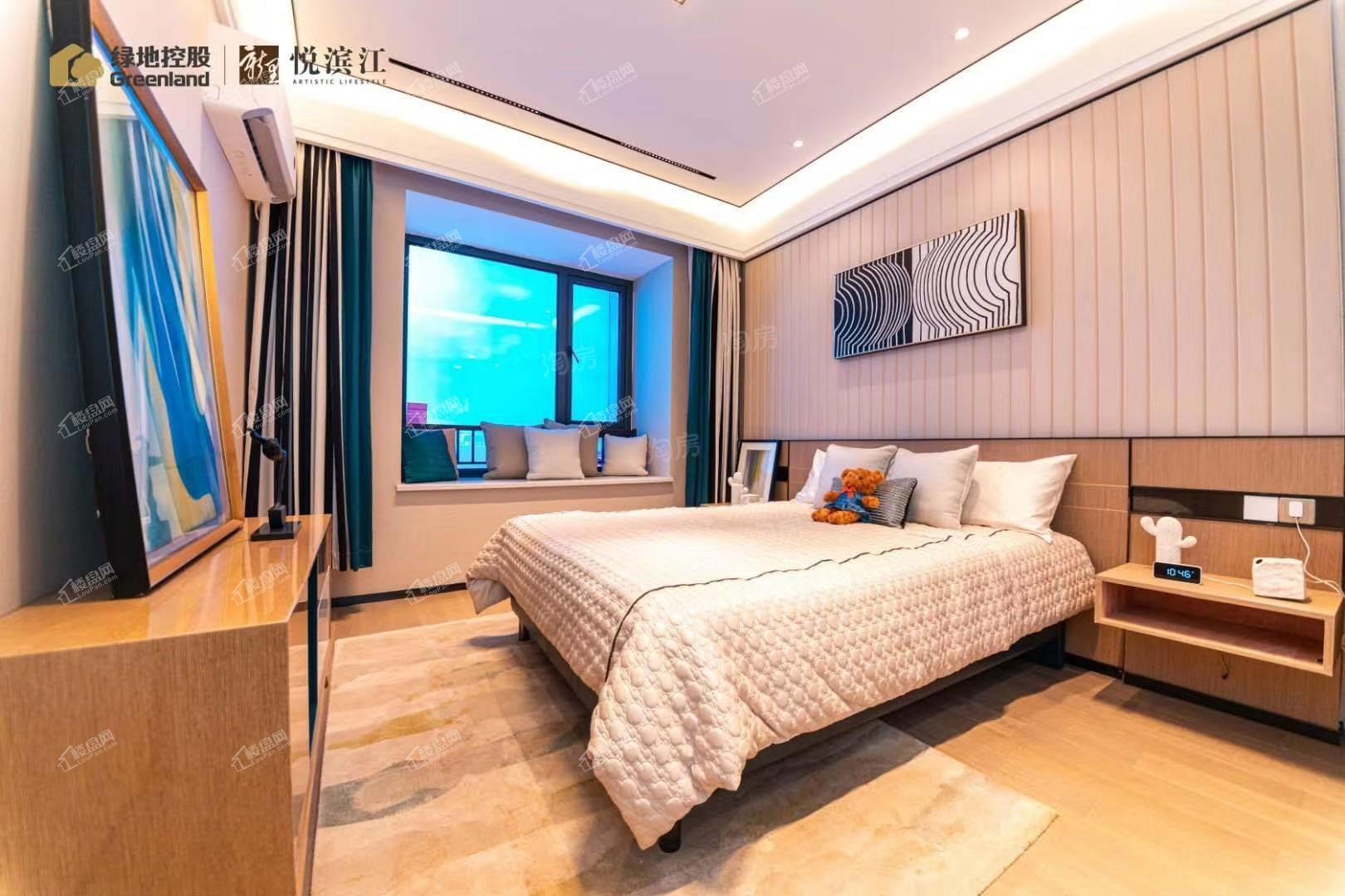 绿地悦滨江样板间