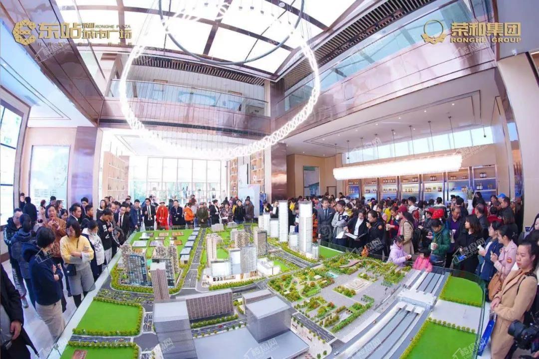 荣和东站城市广场实景图