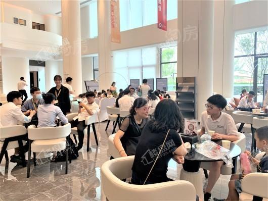 金辉融恒江山云著实景图