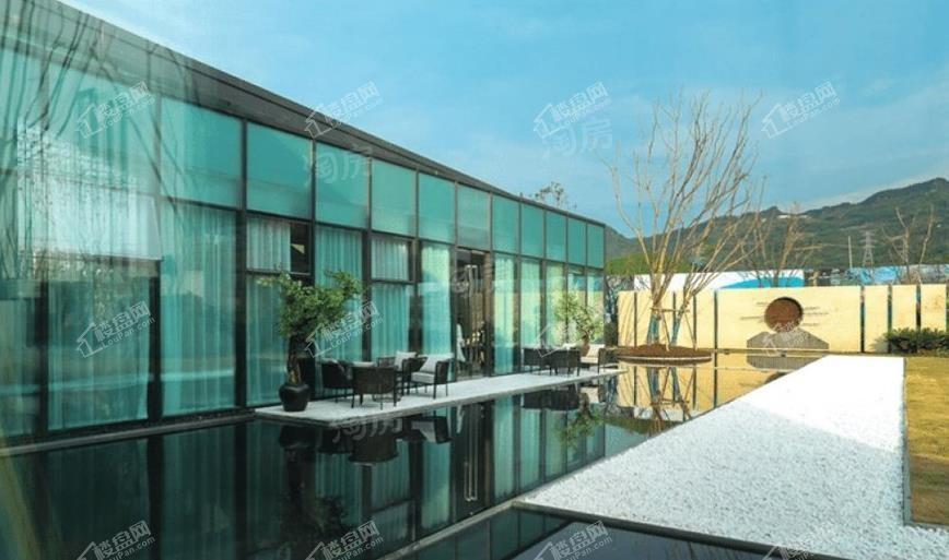 保亿湖山鹿鸣实景图