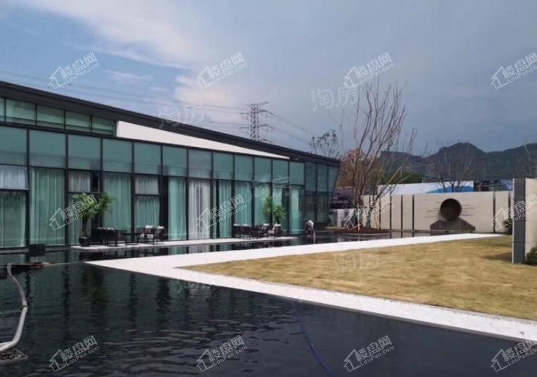 保亿湖山鹿鸣实景图