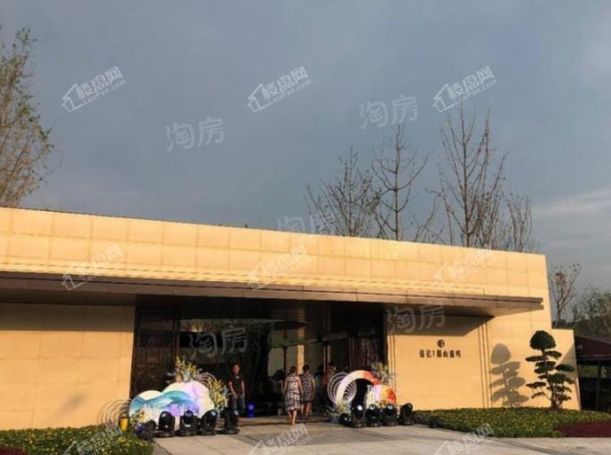 保亿湖山鹿鸣实景图