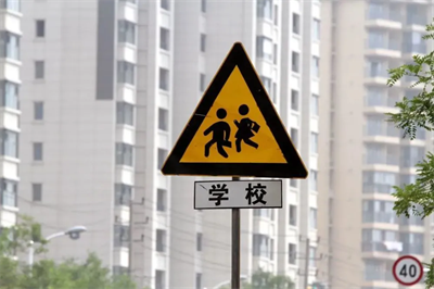 广州市荔湾区教育局发布2023年义务教育阶段学校学位预警及调整的通告