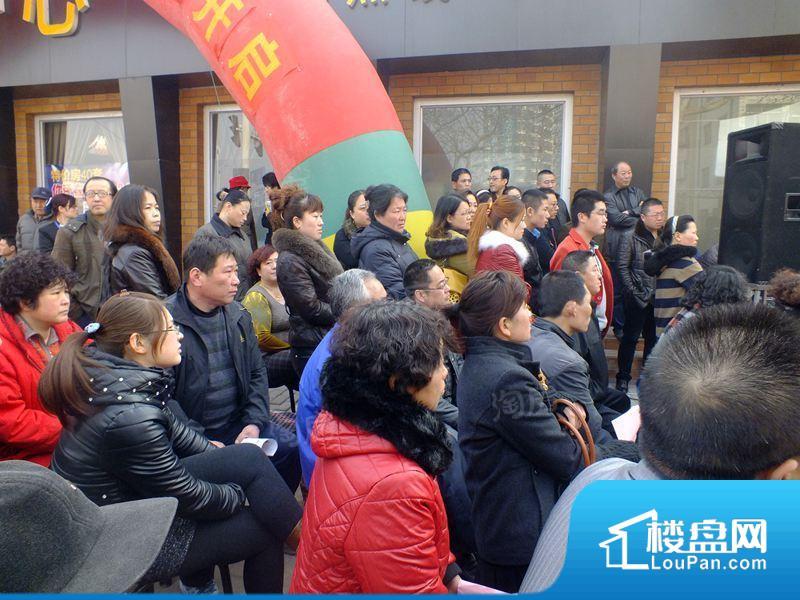 蓝天城市广场实景图