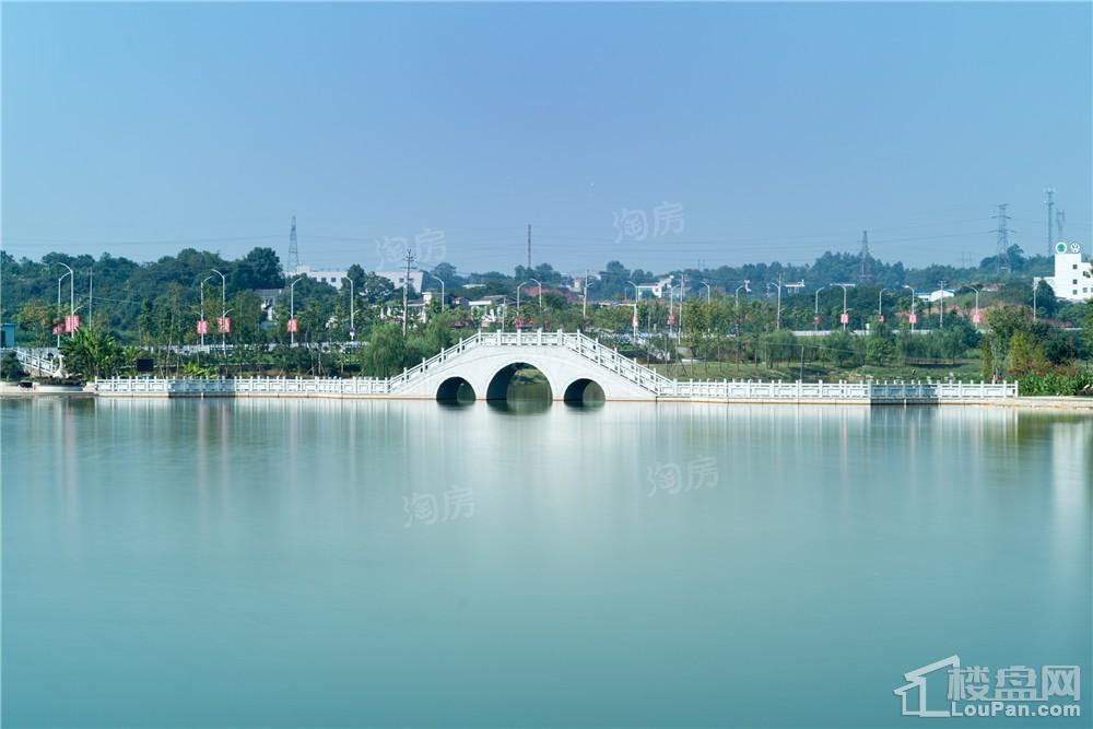 中建亮月湖实景图