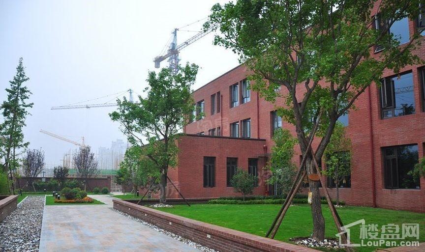 天房天拖红砖街铺实景图